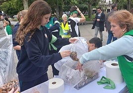 Los voluntarios han recogido 15.000 colillas tiradas por el suelo.