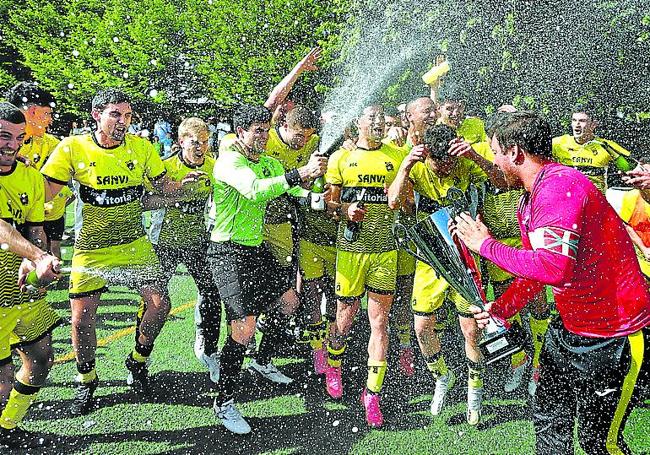 Los jugadores del San Viator celebran el ascenso.