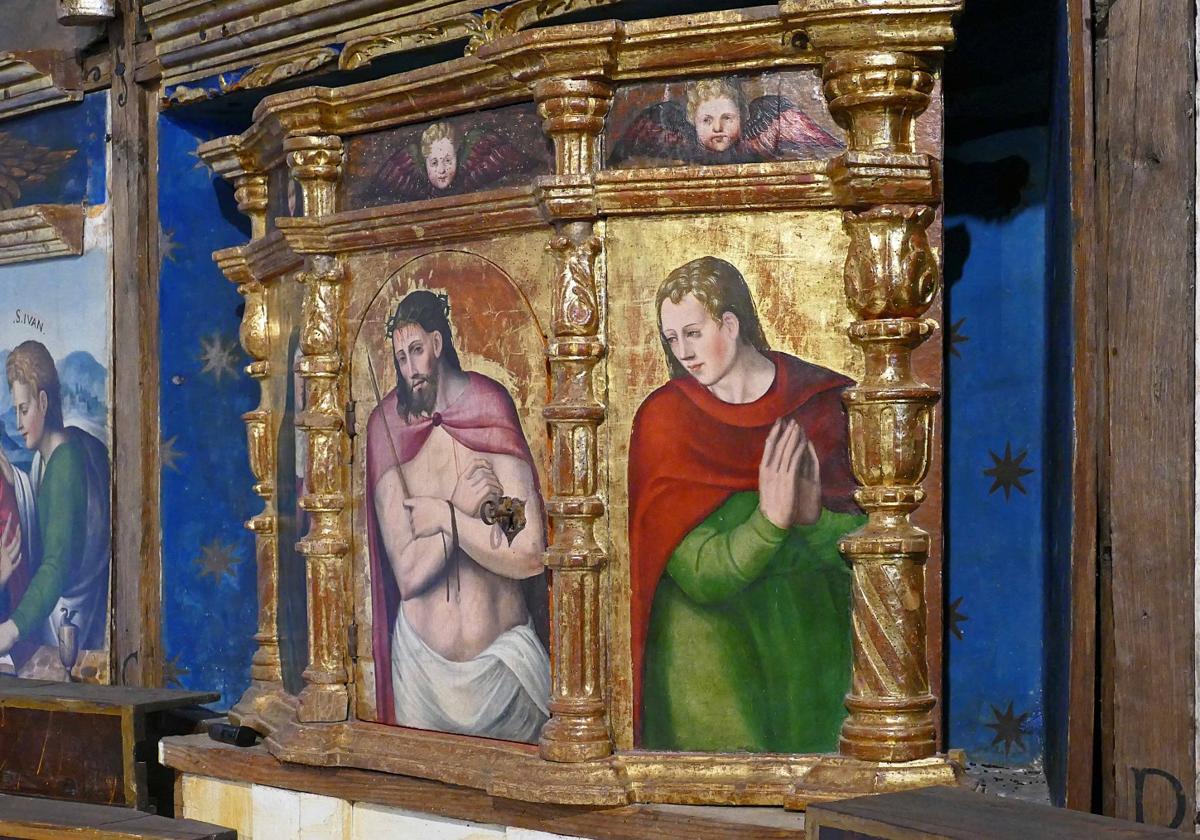 Imagen principal - Detalles de las pinturas restauradas del retablo en las que se registró la fecha de ejecución. Los hongos llegaron a cubrir gran parte de las valiosas pinturas (derecha), tras permanecer la iglesia cerrada durante un año.