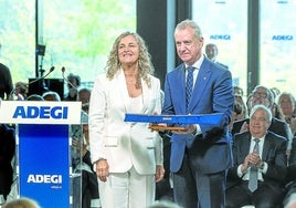 La nueva presidenta de la patronal guipuzcoana Adegi, Isabel Busto, entregó a Iñigo Urkullu la maqueta de una trainera.