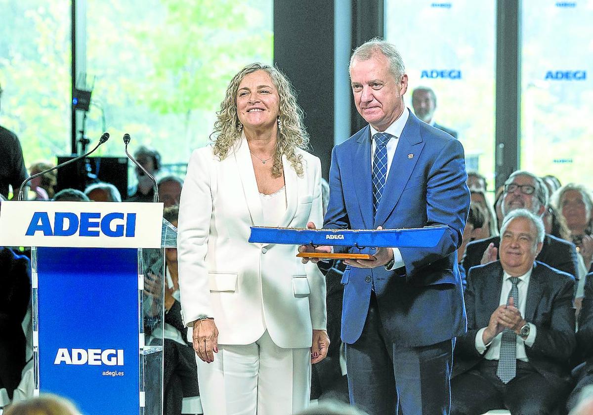 La nueva presidenta de la patronal guipuzcoana Adegi, Isabel Busto, entregó a Iñigo Urkullu la maqueta de una trainera.