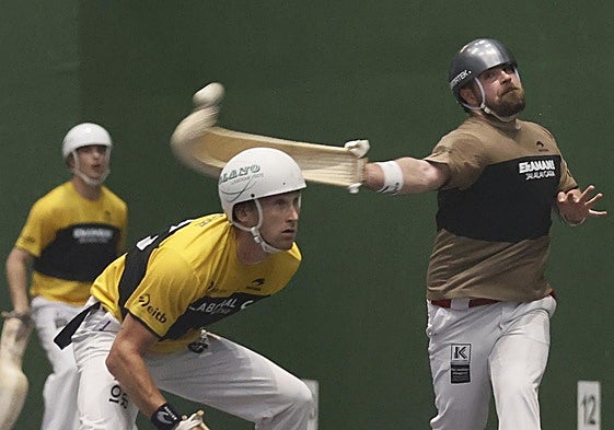 Del Río suelta la derecha en el frontón Deportivo de Bilbao.
