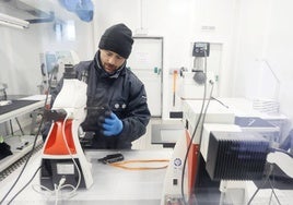 'Nico' González trabaja en el laboratorio protegido frente a las bajísimas temperaturas.