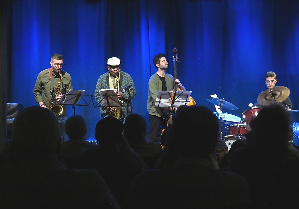 Roberto Nieva, Román Filiú, Martin Nevin y Pier Bruera abriendo con 'Blues'.