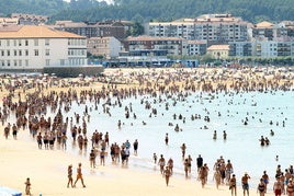 Las playas vizcaínas ofrecerán 7.000 plazas de aparcamiento este verano. ¿Cuántas hay en cada una? ¿Son de pago?