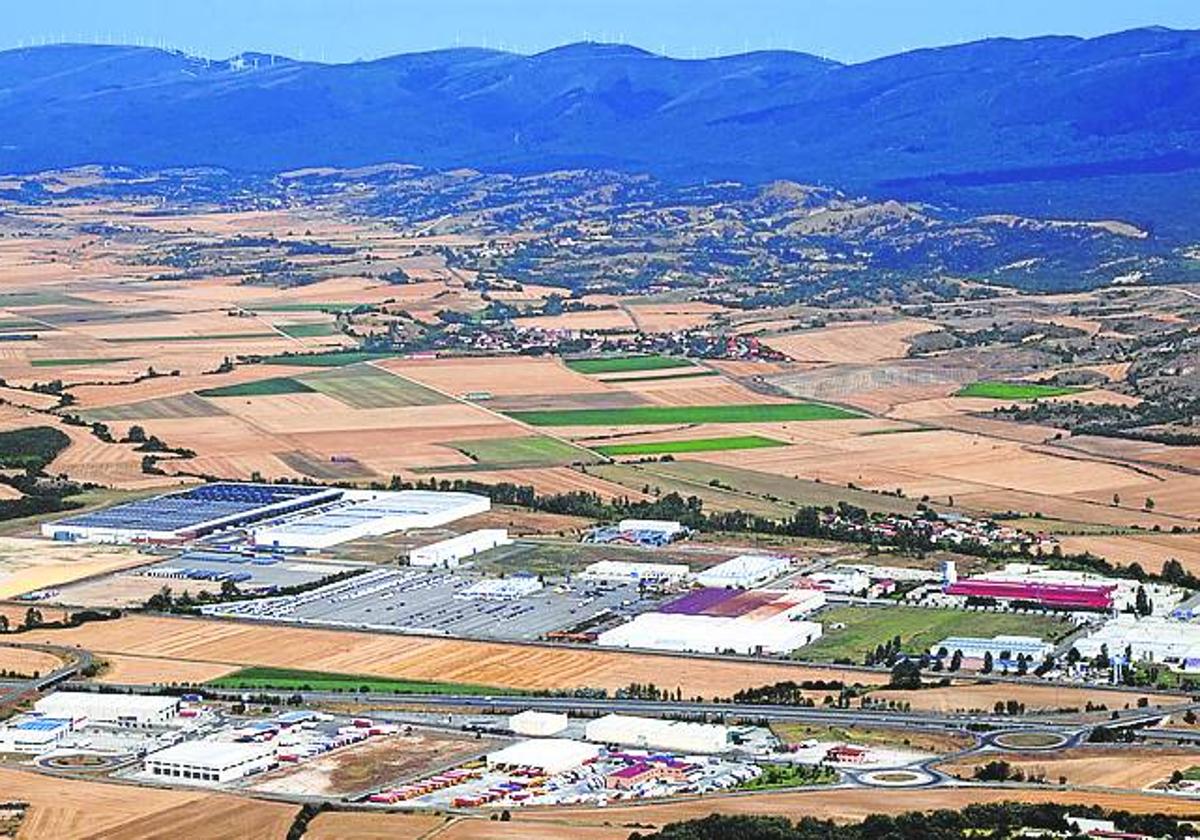 Multado con 4.800 euros y despedido por meter una botella en las nalgas a una compañera en Álava