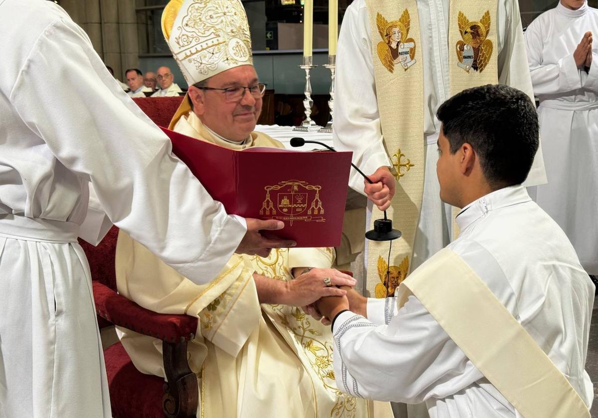 El obispo de Vitoria ha ordenado sacerdote a Ariel González en una emotiva ceremonia que acogido la Catedral Nueva.