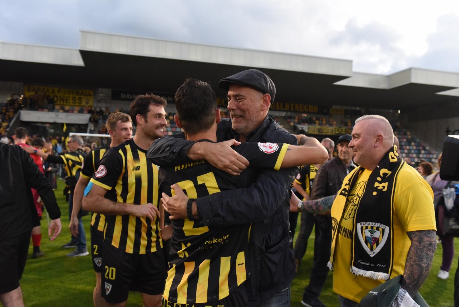 La felicidad de los jugadores y los aficionados del Barakaldo tras el ascenso