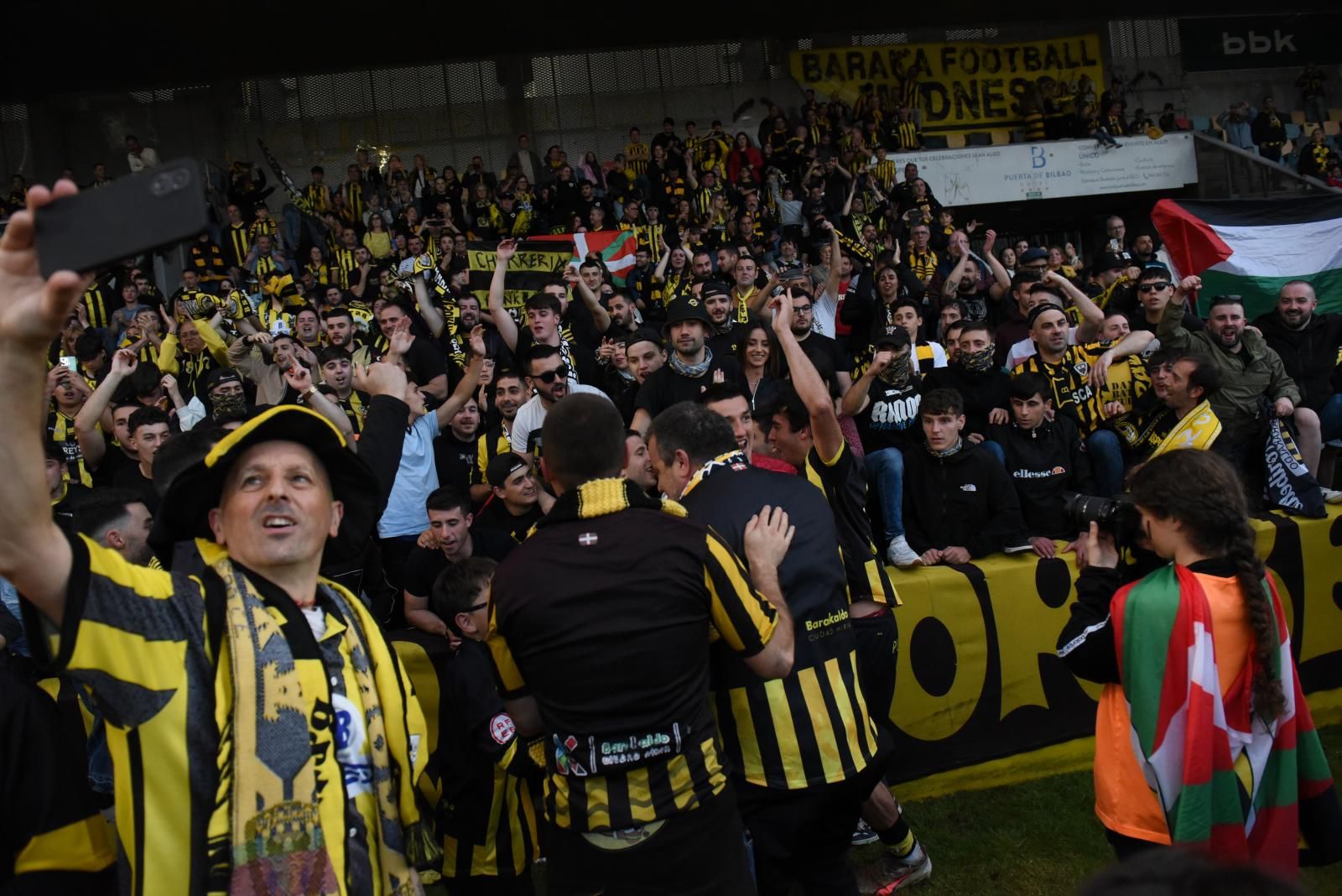 La felicidad de los jugadores y los aficionados del Barakaldo tras el ascenso