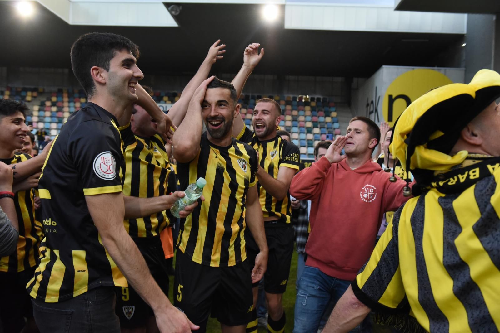 La felicidad de los jugadores y los aficionados del Barakaldo tras el ascenso