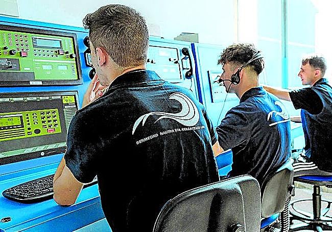Jóvenes en clase en la escuela náutica de Bermeo.