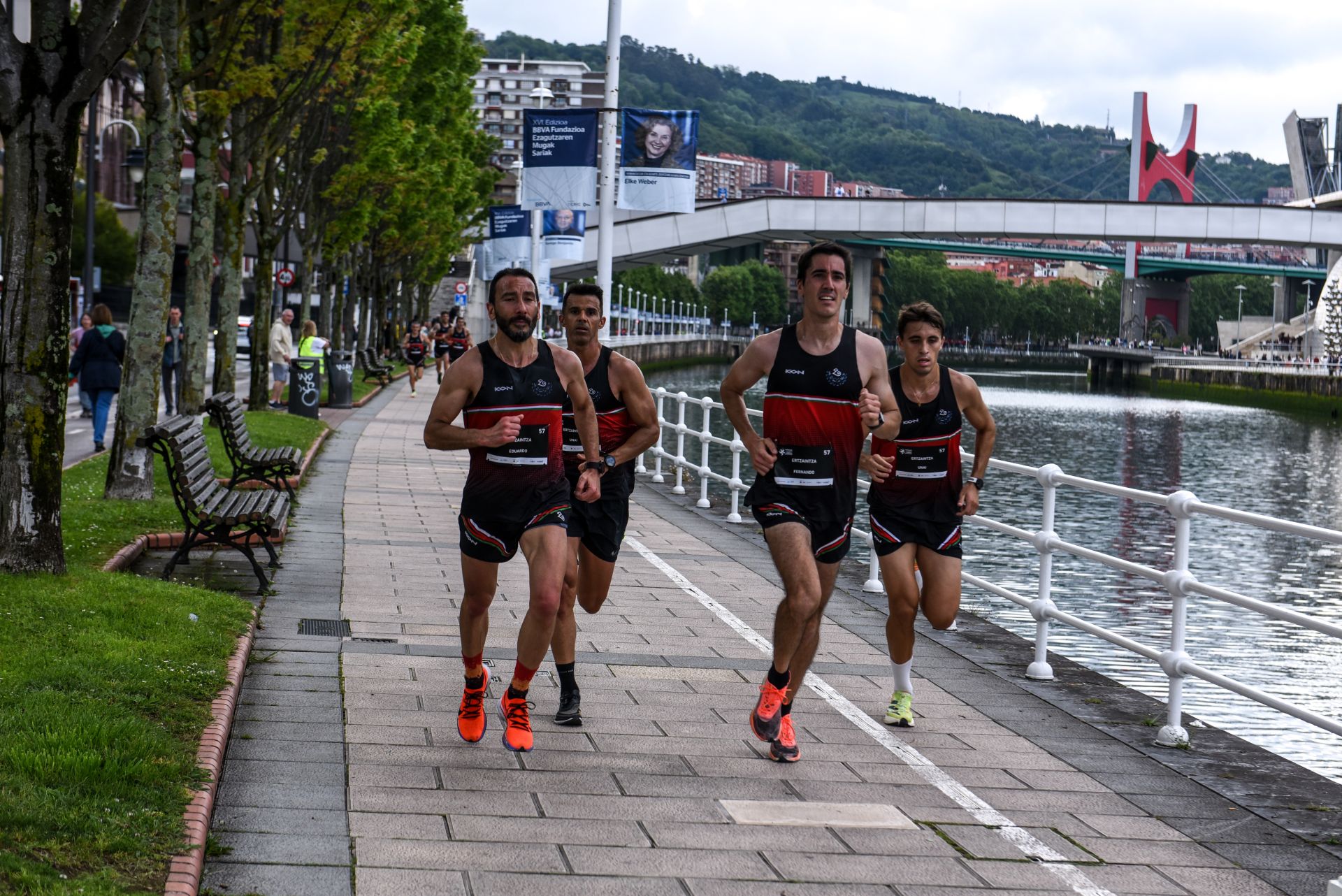 Búscate en las fotografías de la Carrera de Empresas