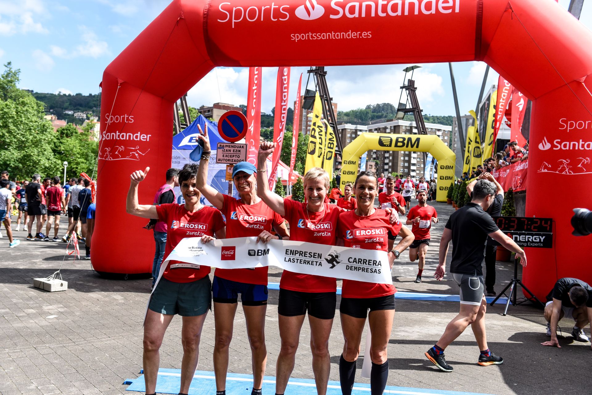 Búscate en las fotografías de la Carrera de Empresas