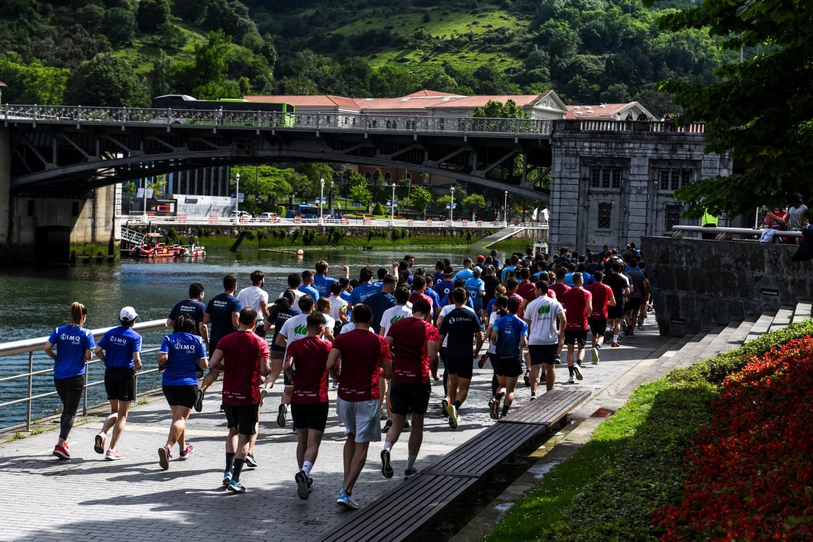 Búscate en las fotografías de la Carrera de Empresas
