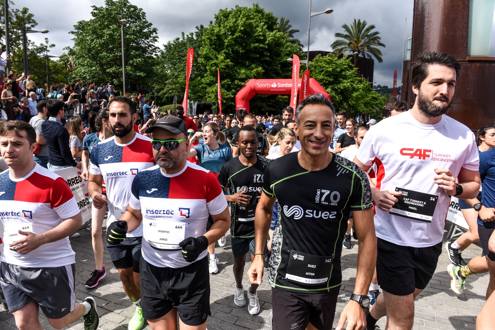 Búscate en las fotografías de la Carrera de Empresas