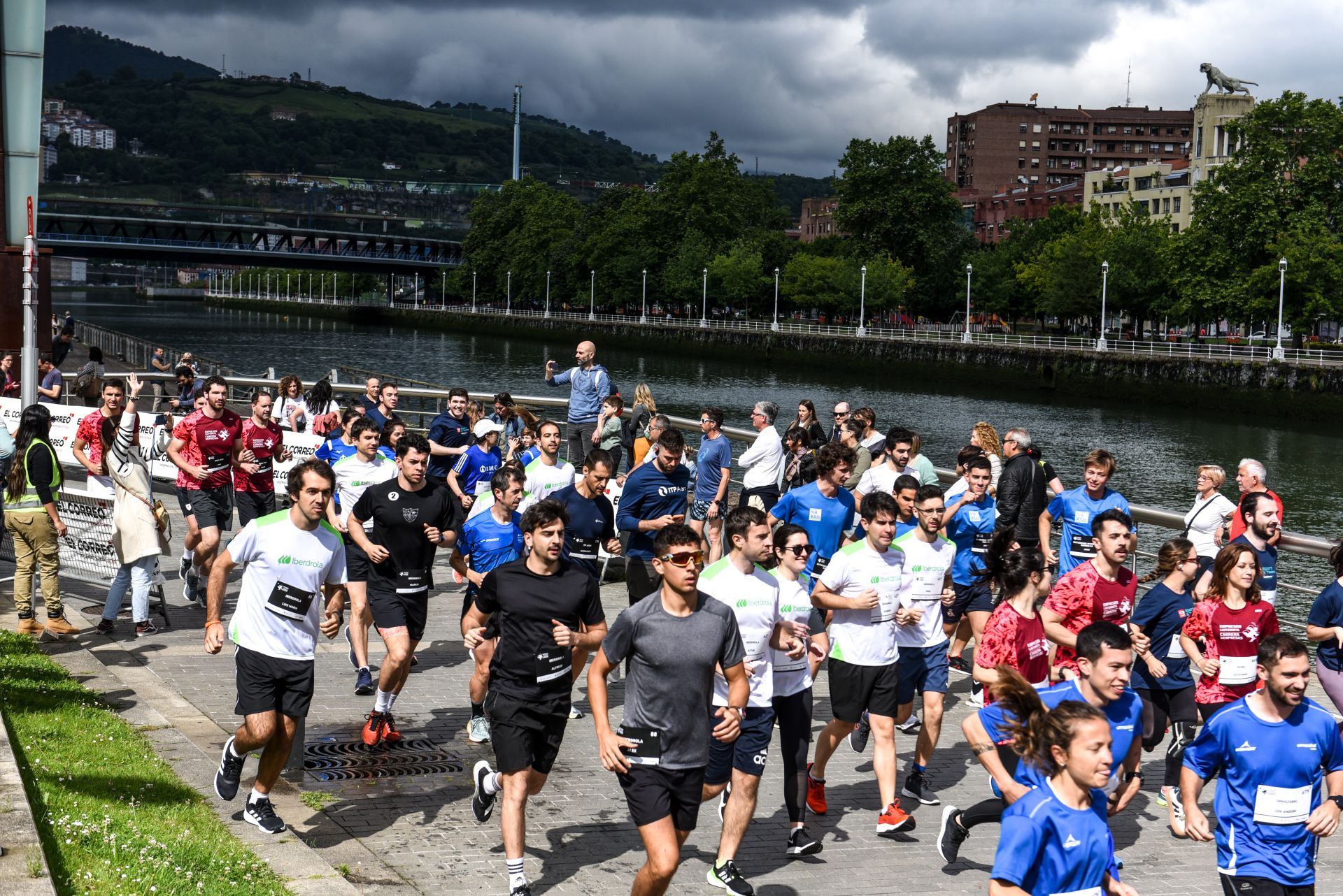 Búscate en las fotografías de la Carrera de Empresas