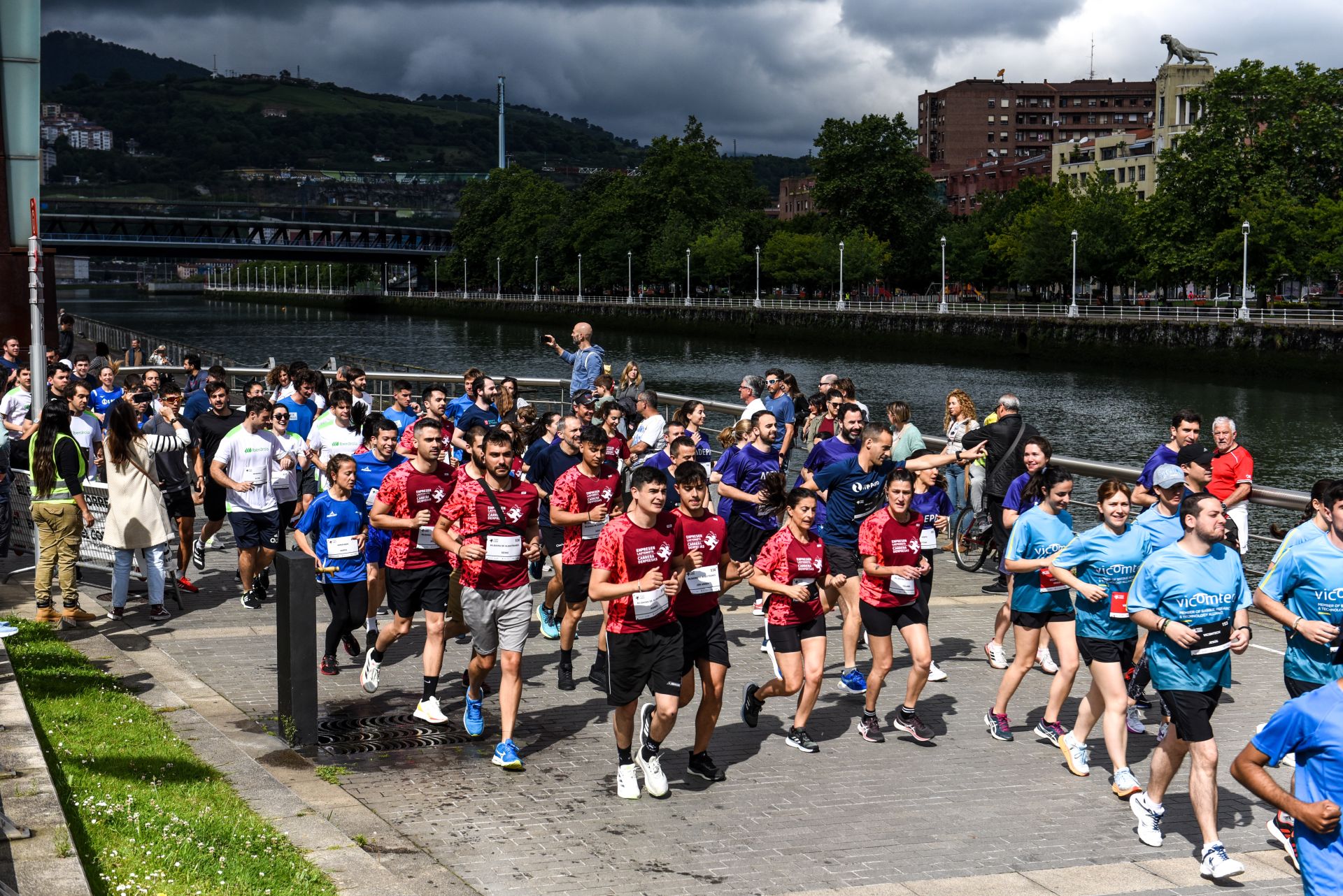Búscate en las fotografías de la Carrera de Empresas