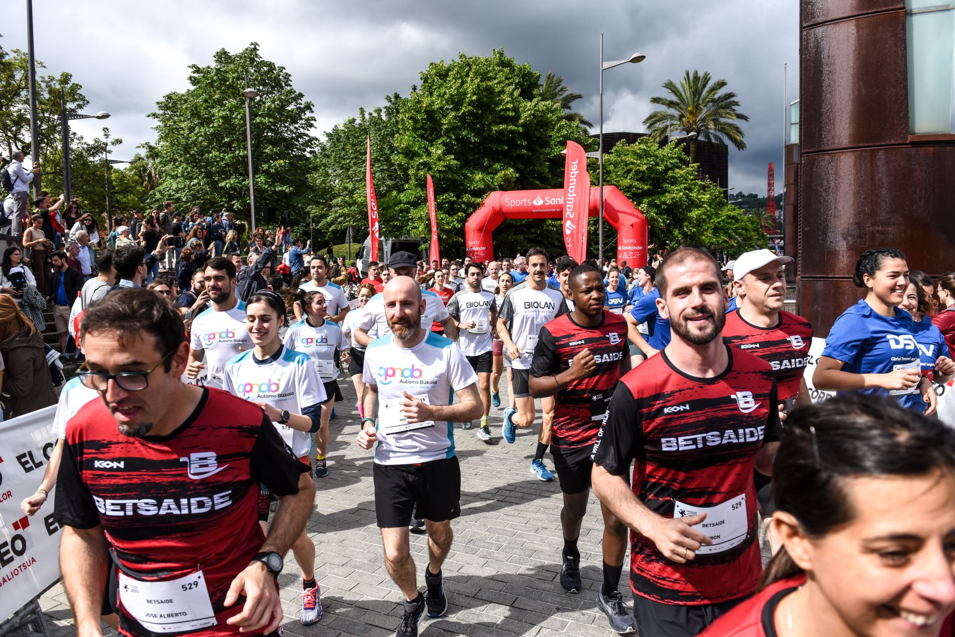 Búscate en las fotografías de la Carrera de Empresas