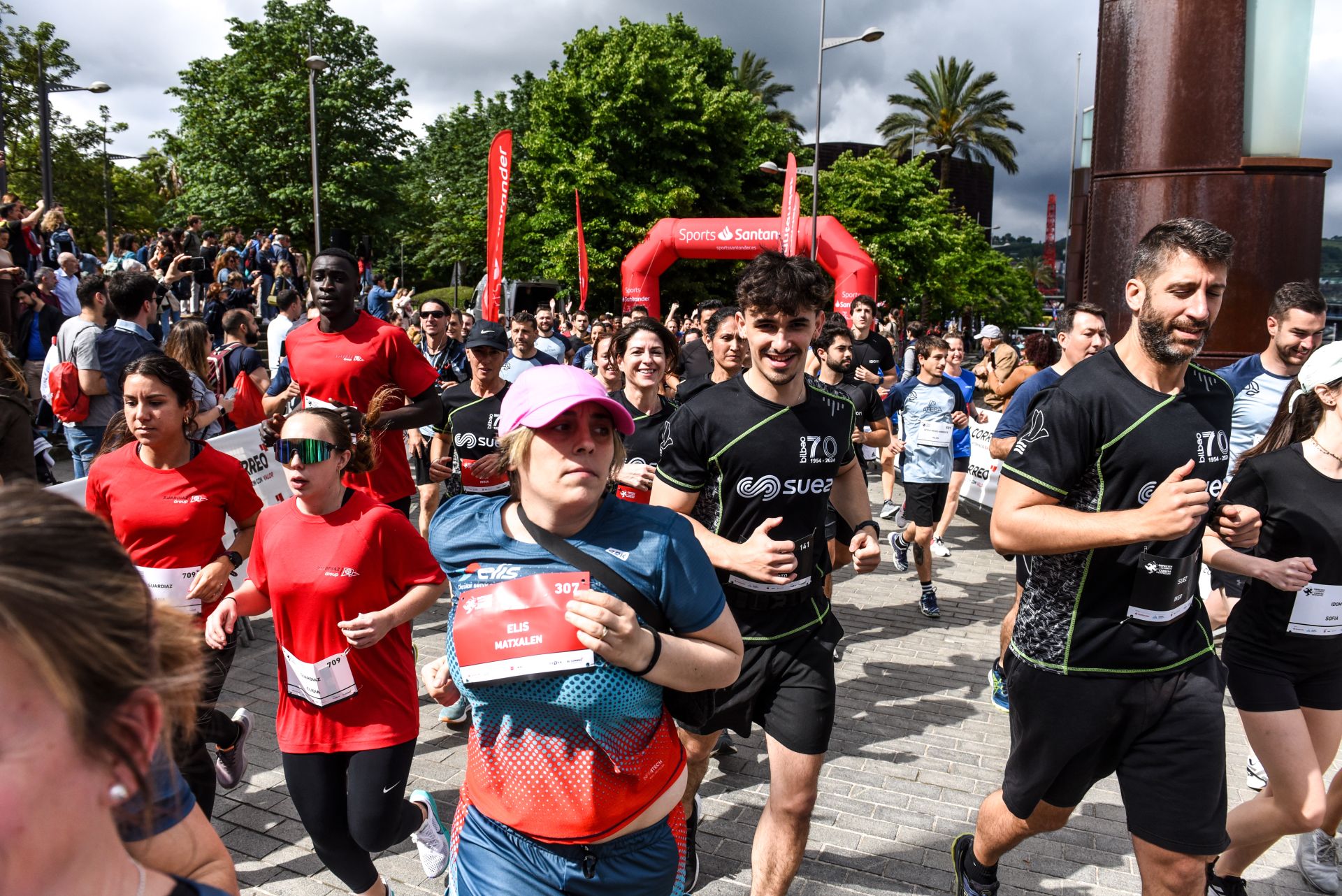 Búscate en las fotografías de la Carrera de Empresas