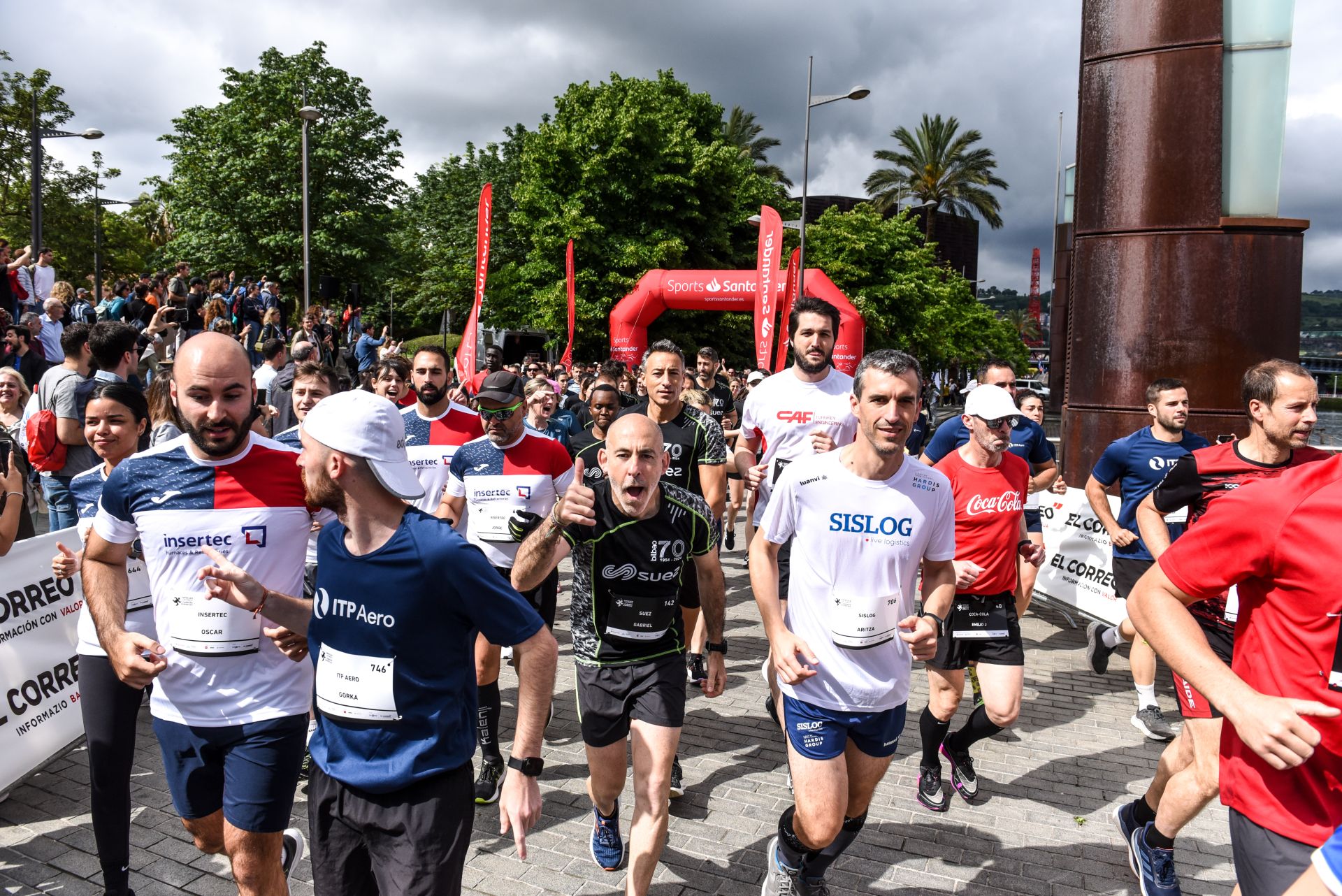 Búscate en las fotografías de la Carrera de Empresas