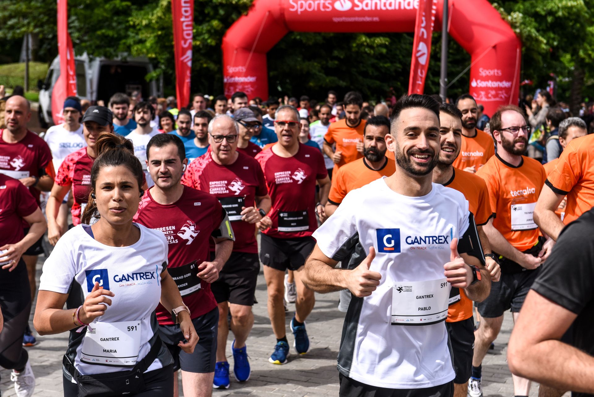 Búscate en las fotografías de la Carrera de Empresas