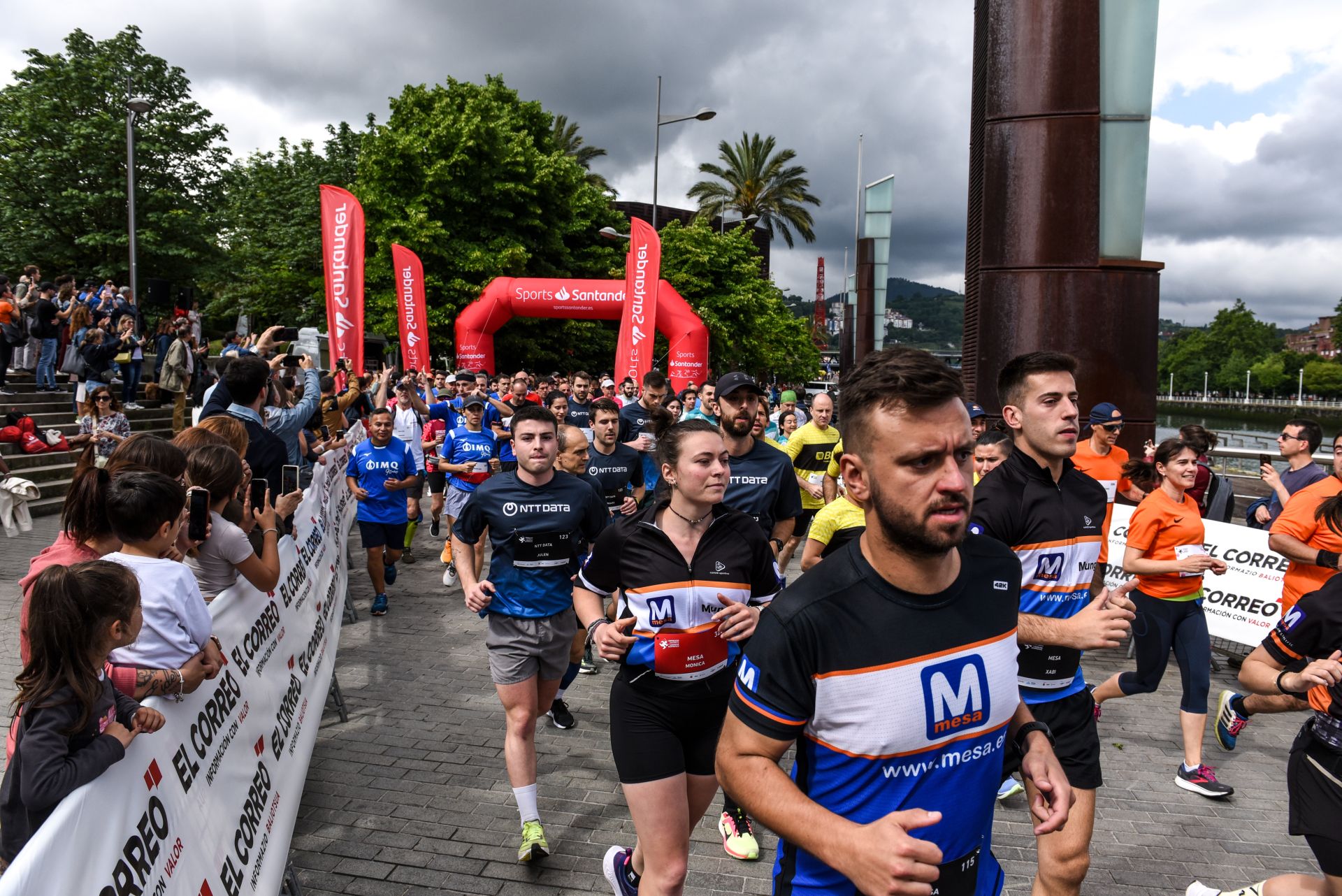 Búscate en las fotografías de la Carrera de Empresas