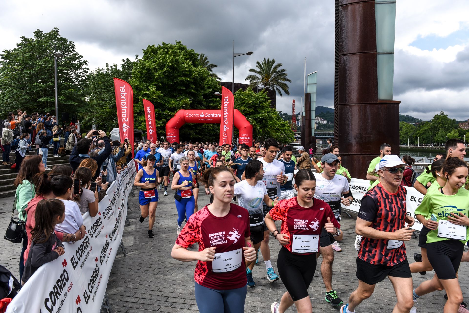 Búscate en las fotografías de la Carrera de Empresas