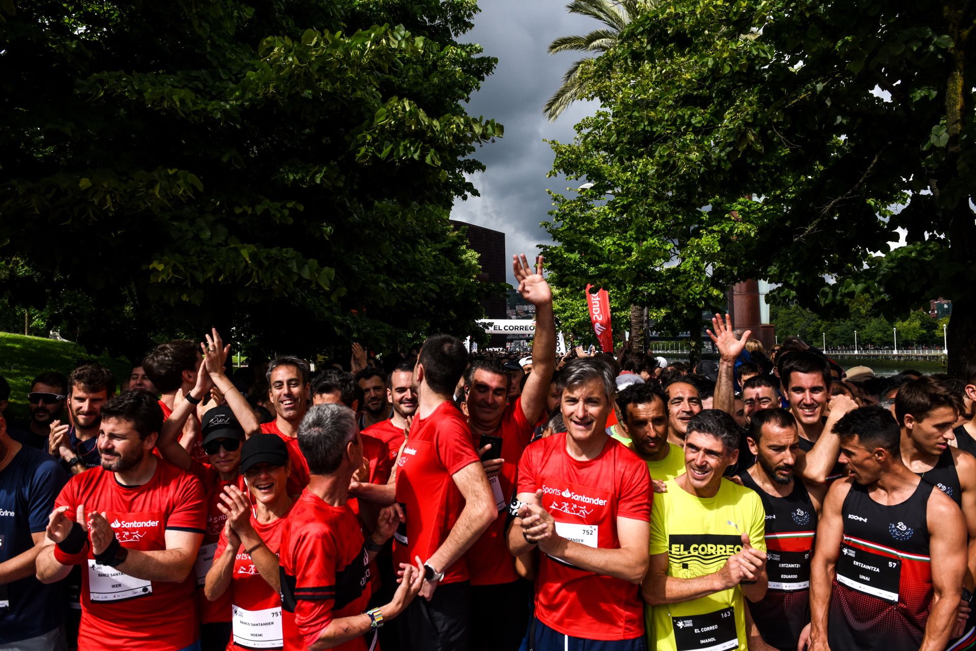 Búscate en las fotografías de la Carrera de Empresas