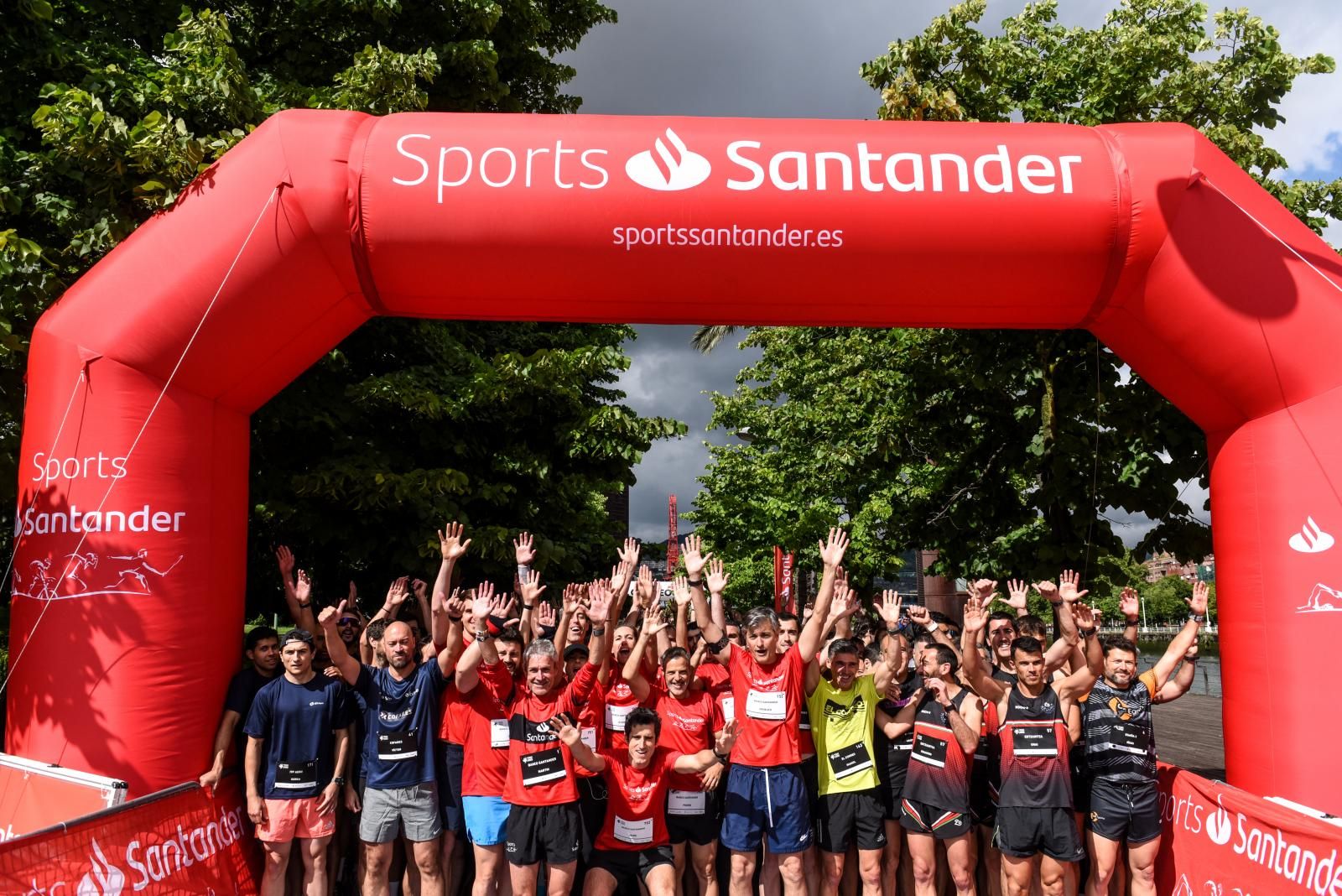 Búscate en las fotografías de la Carrera de Empresas