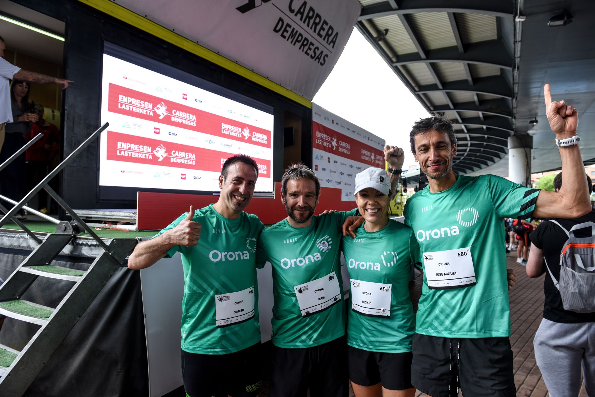 Búscate en las fotografías de la Carrera de Empresas