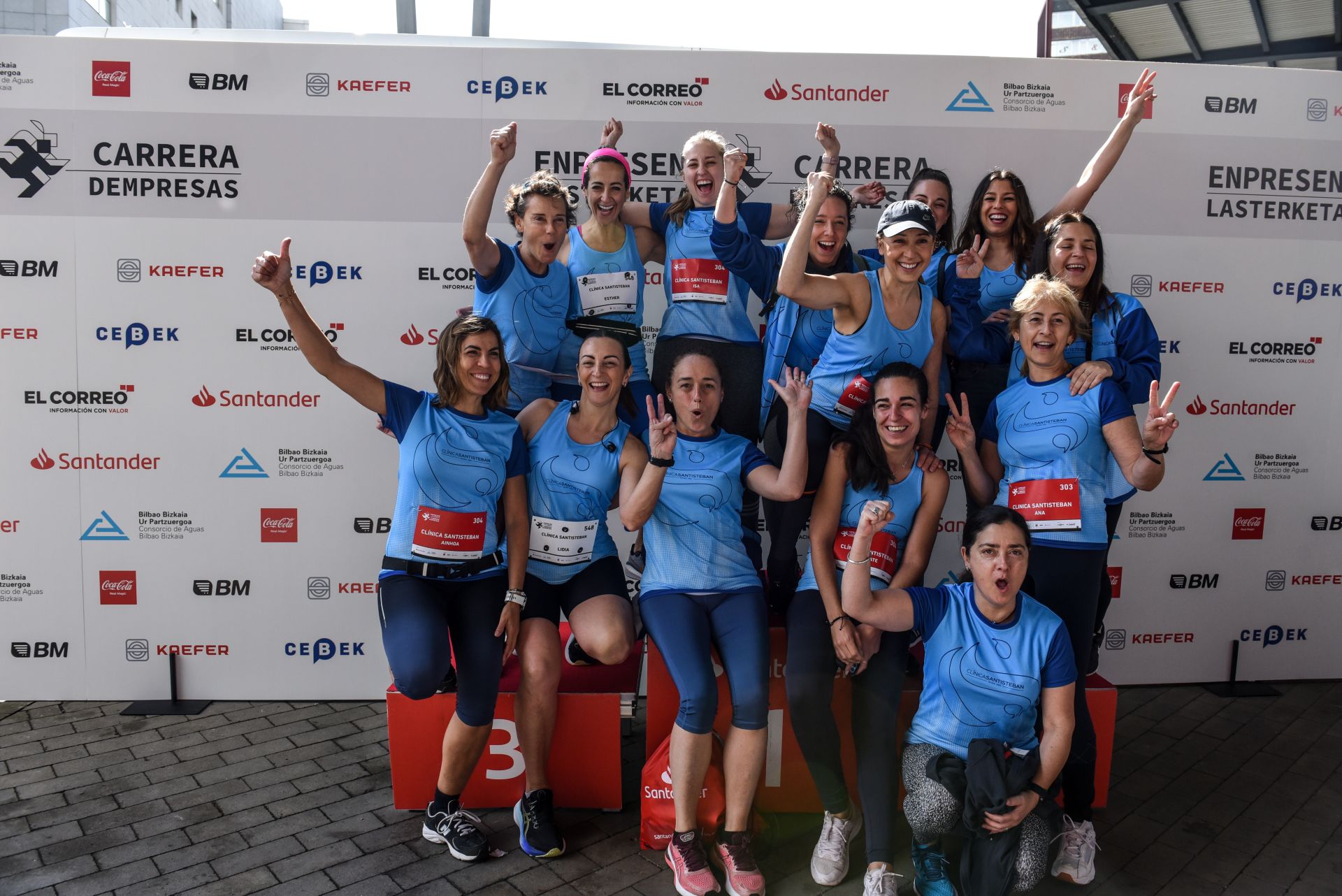 Búscate en las fotografías de la Carrera de Empresas