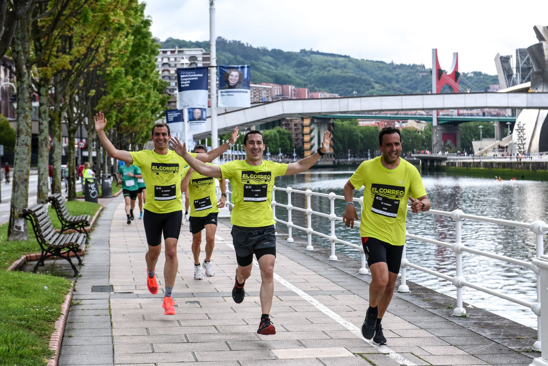 Búscate en las fotografías de la Carrera de Empresas