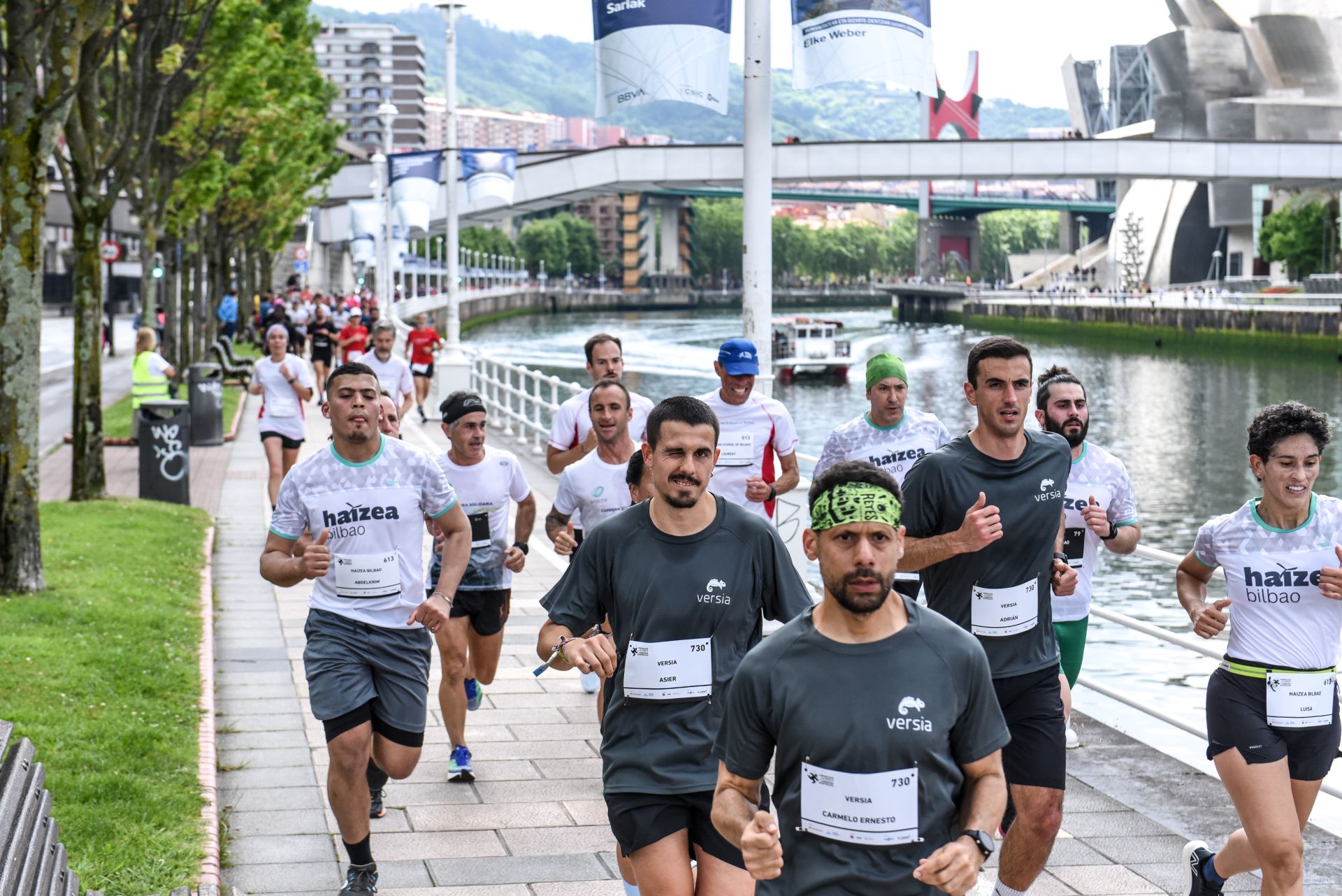 Búscate en las fotografías de la Carrera de Empresas