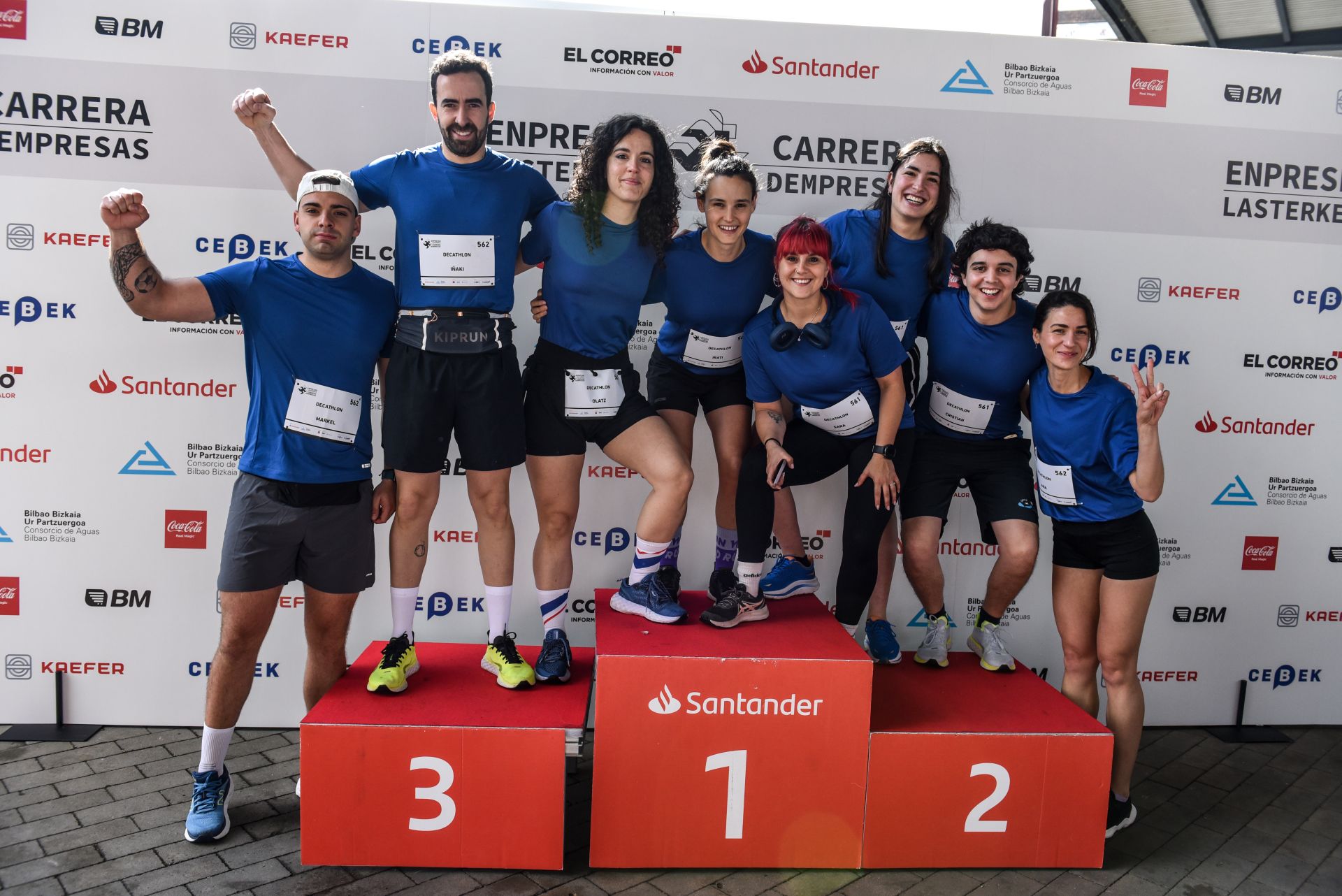 Búscate en las fotografías de la Carrera de Empresas