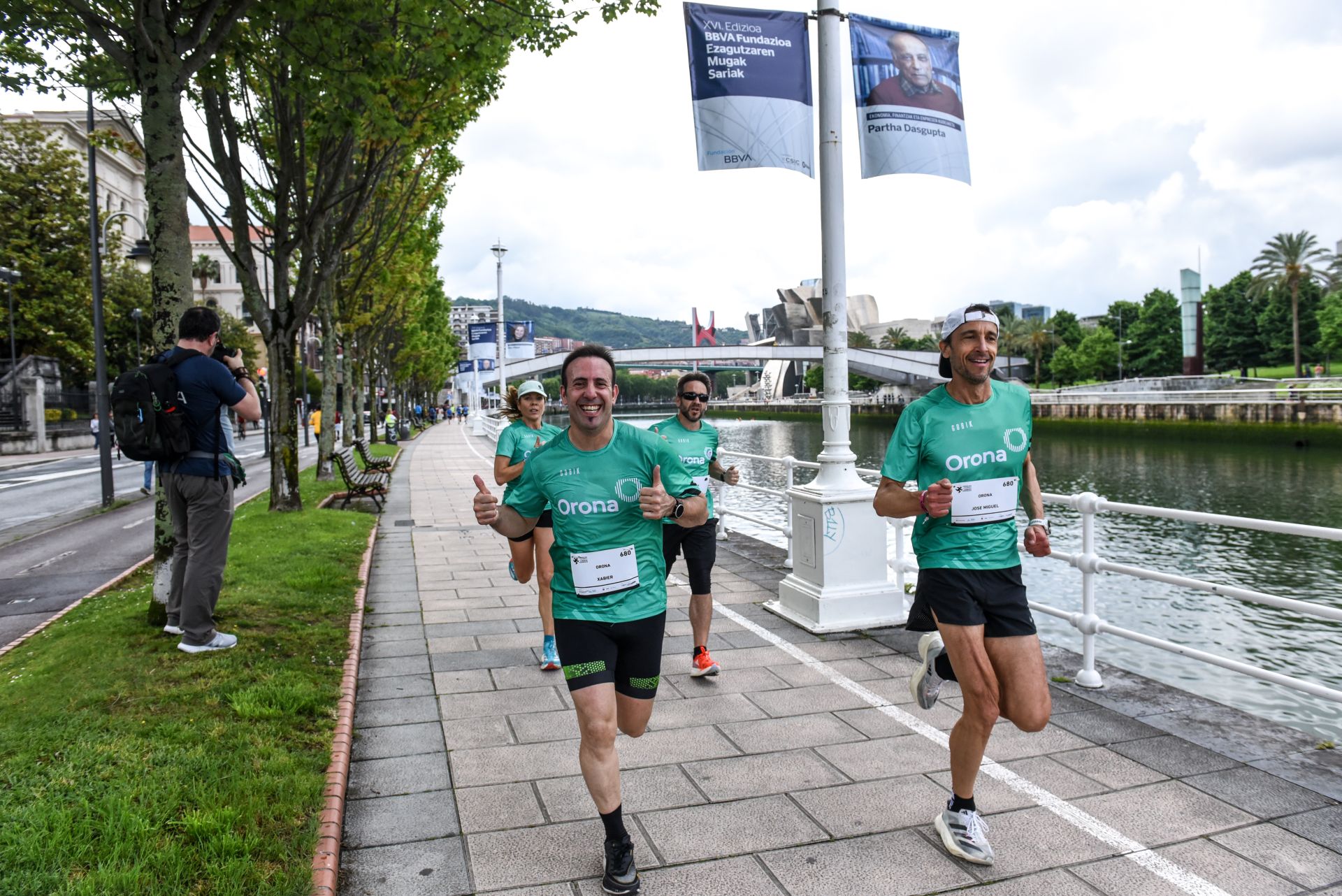Búscate en las fotografías de la Carrera de Empresas