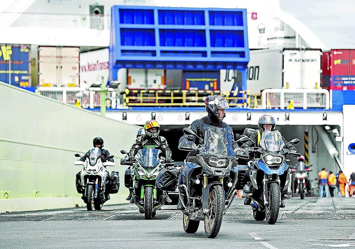 Motoristas desembarcan en Zierbena tras una travesía de 26 horas desde el puerto irlandés de Rosslare.