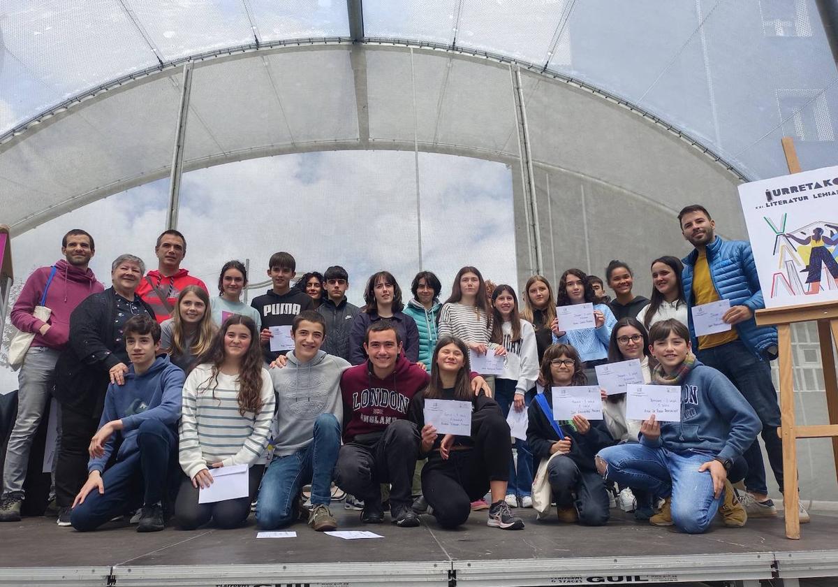 Los jóvenes premiados posan en la carpa de Askondo (Iurreta)