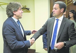 Imanol Pradales y Eneko Andueza se saludan al término de la sesión de incompatibilidades, la semana pasada en el Parlamento.