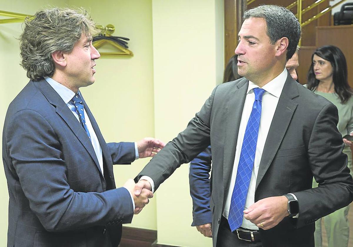 Imanol Pradales y Eneko Andueza se saludan al término de la sesión de incompatibilidades, la semana pasada en el Parlamento.