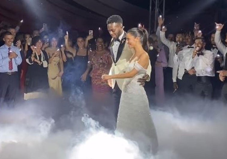 Iñaki Williams y Patricia Morales bailan una coreagrafía en uno de sus bailes como recién casados.