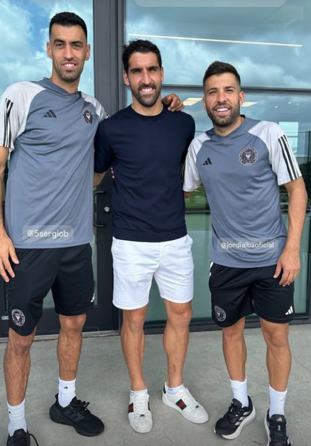 Busquets y Jordi Alba escoltan a Raúl García.