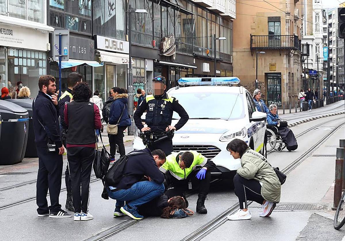 Herida tras introducir una rueda de la bici en el raíl del tranvía
