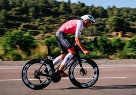 Emilio Aguayo pedalea con su bicicleta, sustraída cuando recibía el premio.