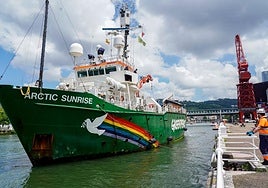 El rompehielos de Greenpeace atraca en Bilbao en defensa de los océanos