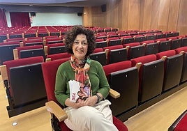 Berta Montes posa en el patio de butacas del Social Antzokia de Basauri.