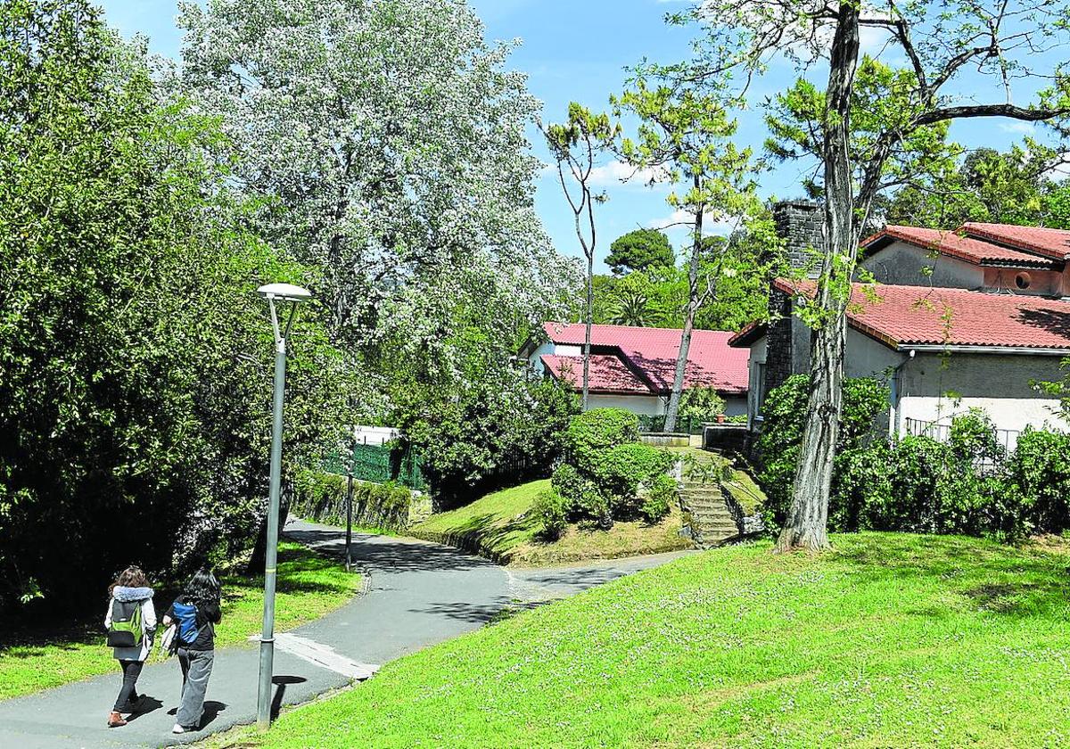 Los cuatro inmuebles ubicados en el parque de Artaza llevan fuera de ordenación desde 1990.