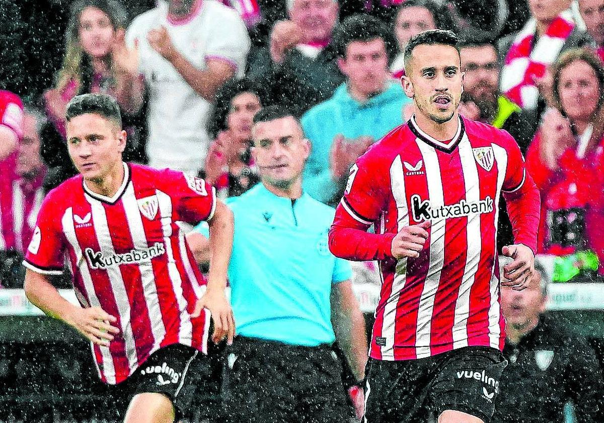 Berenguer y Ander Herrera, en el partido contra el Sevilla en La Catedral