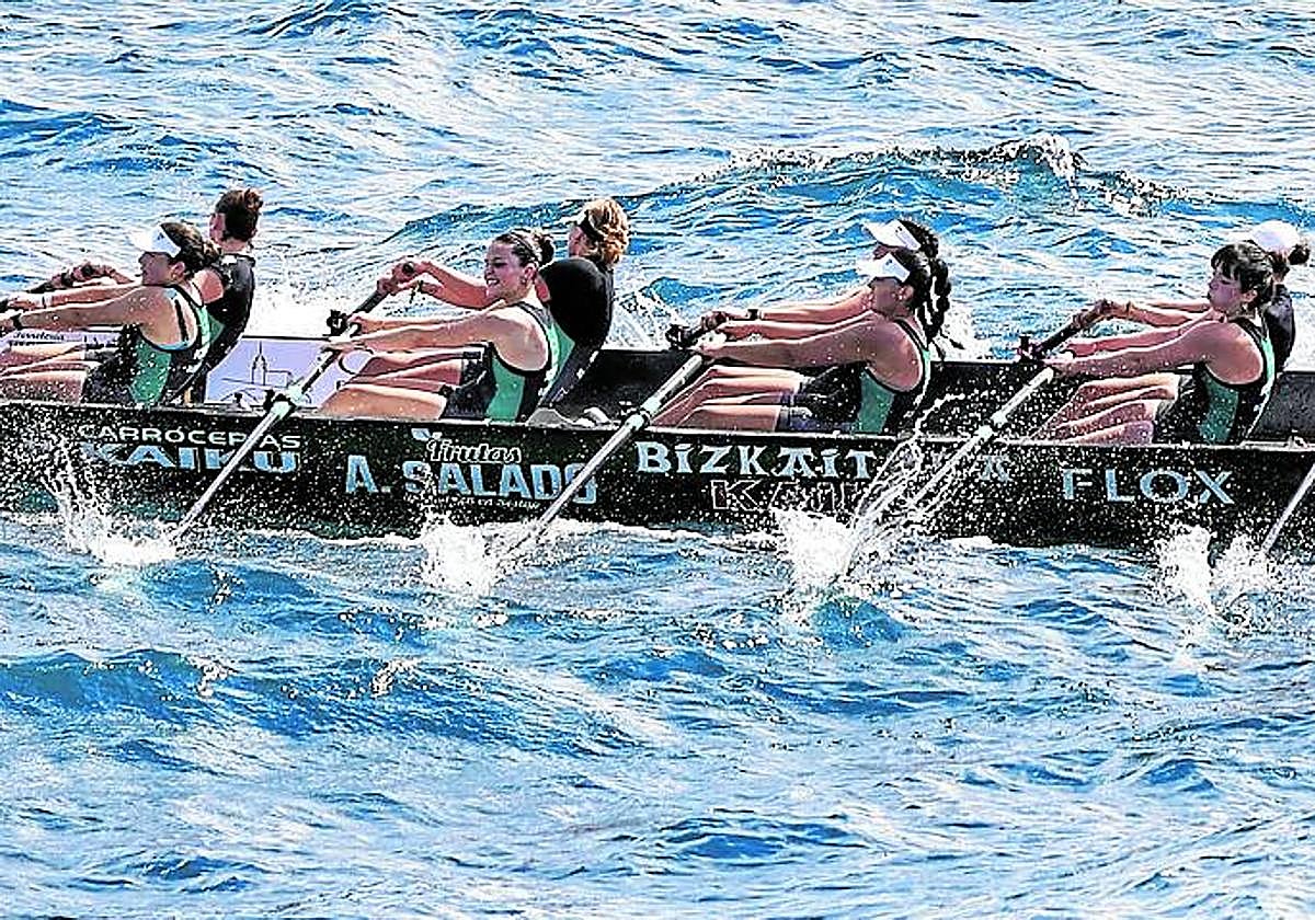 Las remeras de Kaiku enfilan hacia meta.