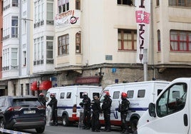 Agentes de la Ertzaintza durante el desalojo de un bloque okupado en Vitoria.