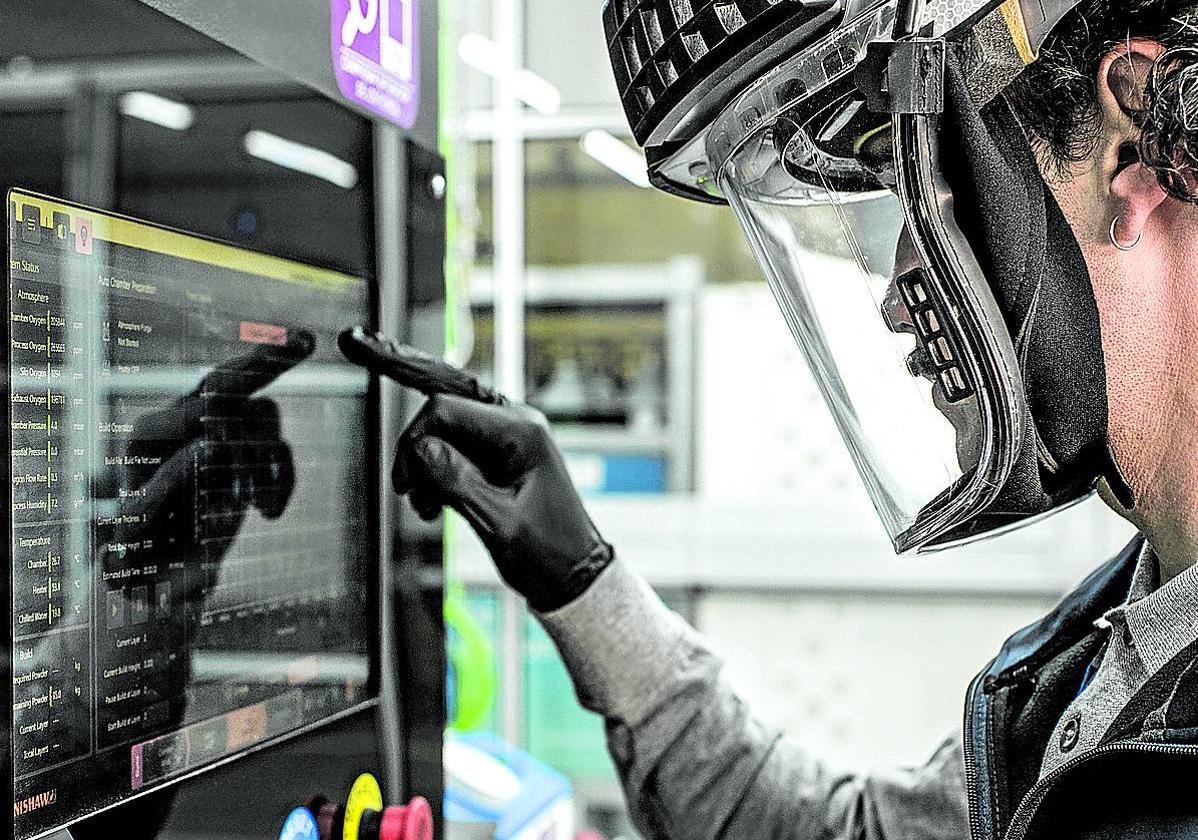 Un trabajador de ITP Aero en la planta de Zamudio.